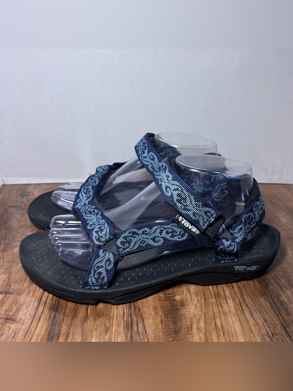 Teva hurricane sandals women’s size 8